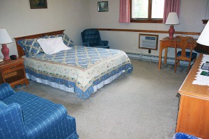 One queen bed sitting area